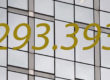 Die Zahl 293393 in Gold vor einer Fensterwand - Neubauwohnungen