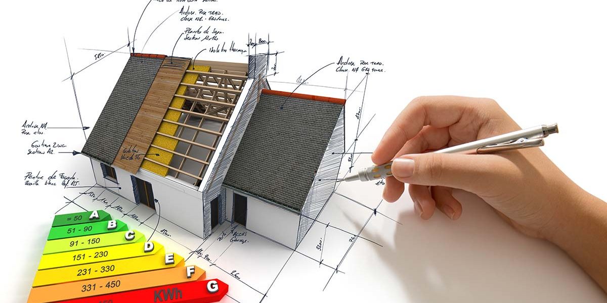Eine Hand zeichnet auf weißem Untergrund ein Haus mit Effizienzklassen - Immobiliensanierung