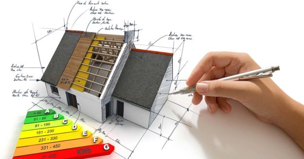 Eine Hand zeichnet auf weißem Untergrund ein Haus mit Effizienzklassen - Immobiliensanierung