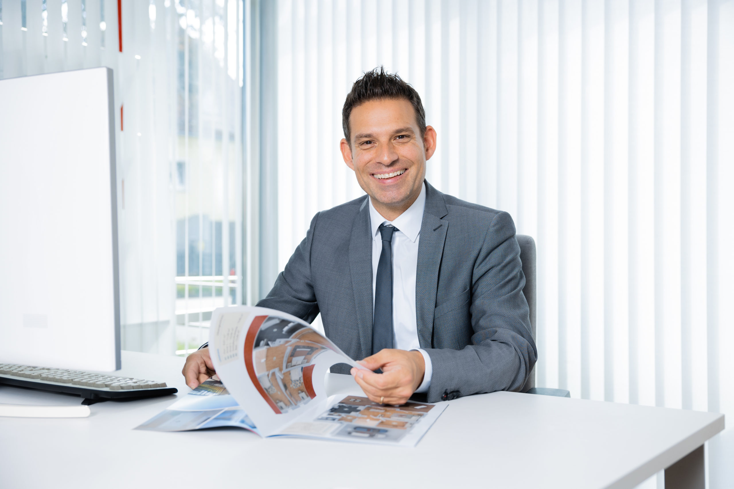 Business-Wolkersdorfer_001 Schreibtisch nur Peter