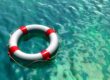 Rettungsring der auf dem offenen Meer schwimmt als Symbol für Absicherungen fuer Immobilieneigentuemer