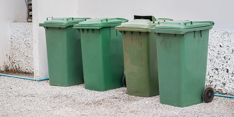 Grüne Tonnen auf der Straße am Recyclingtag; Betriebskosten Haus