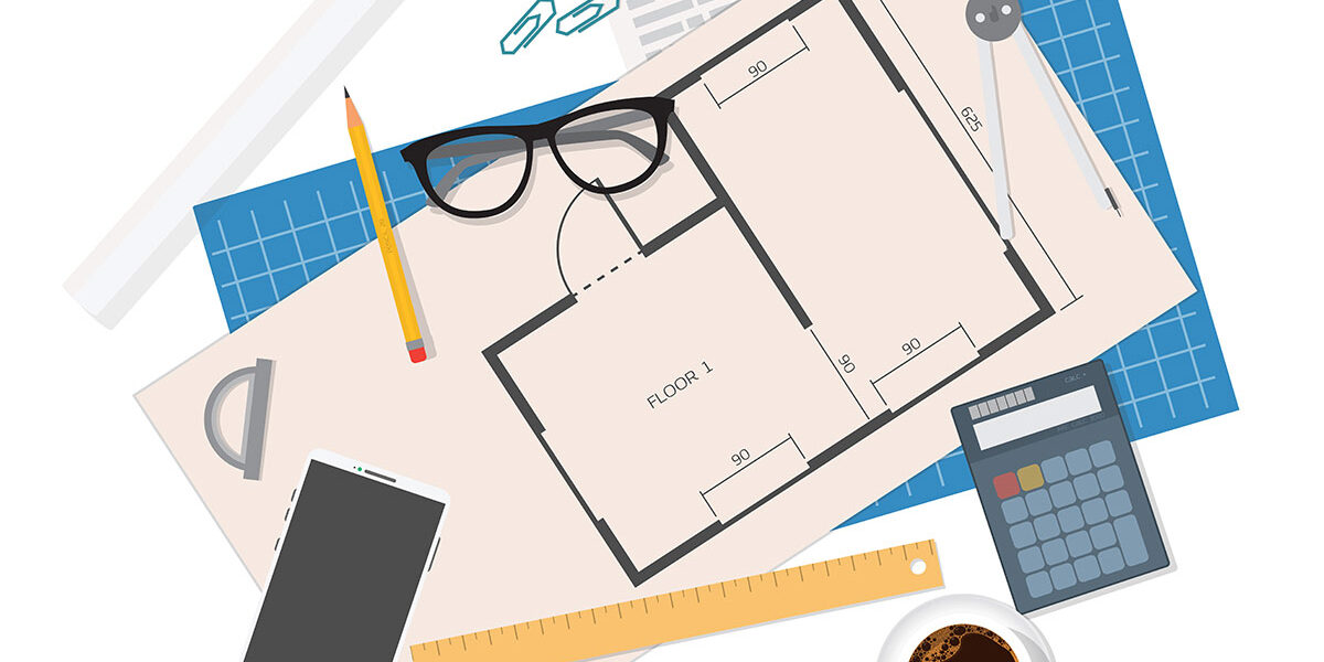 Auf einem Grundriss liegen ein Taschenrechner, Brille, Bleistift und Geodreieeck, davor steht eine Kaffeetasse | Immobilienfinanzierung mit Wohnriester