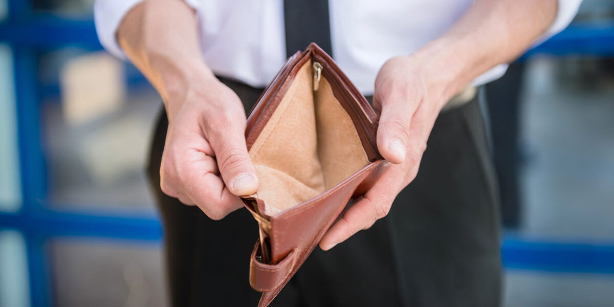 ein leeres Portemonnaie symbolisch für Eigenheim kaufen ohne Rücklage und Eigenkapital
