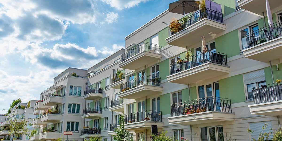 Ein Mehrfamilienhaus als Symbolbild für Immobilieninvestments | Immobilie Investment