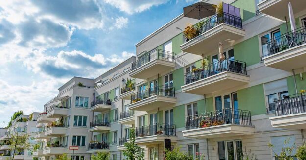 Ein Mehrfamilienhaus als Symbolbild für Immobilieninvestments | Immobilie Investment